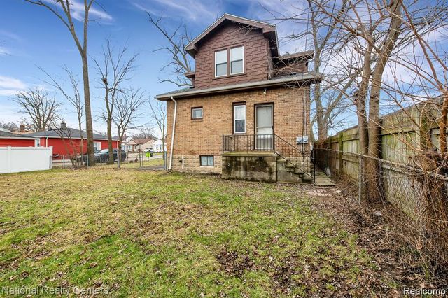 39 E Brockton Avenue, Madison Heights, MI 48071