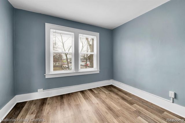 39 E Brockton Avenue, Madison Heights, MI 48071