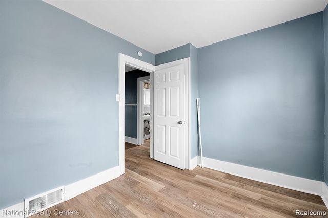 39 E Brockton Avenue, Madison Heights, MI 48071