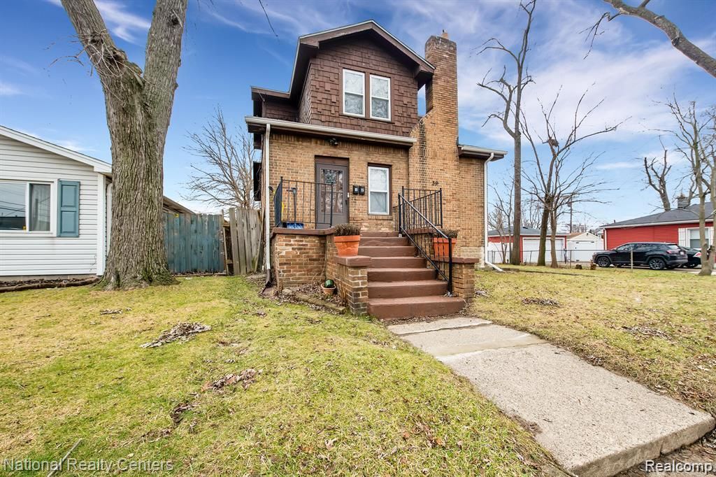 39 E Brockton Avenue, Madison Heights, MI 48071