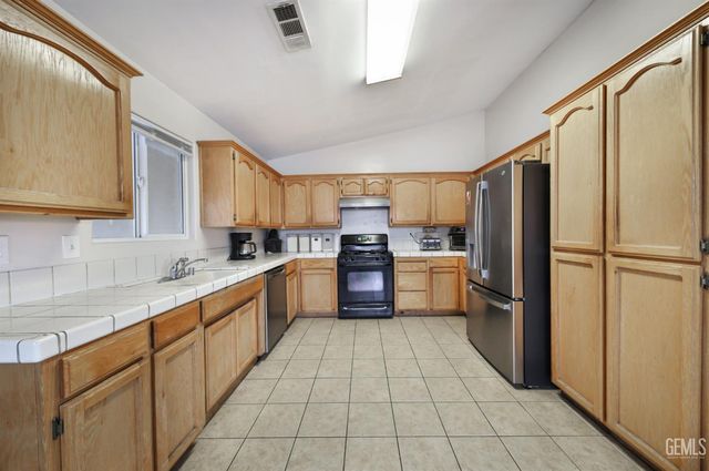 6411 Ringsdale Court, Bakersfield, CA 93313