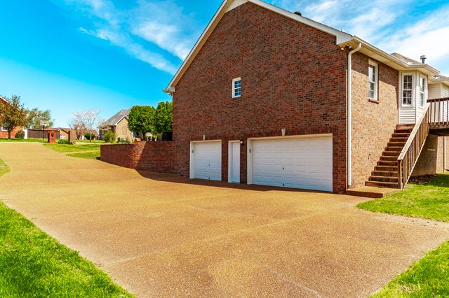 251 Allen Dr, Greenbrier, TN 37073