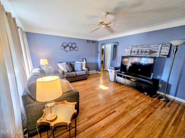 2063 Wilshire Avenue, Toledo, OH 43614