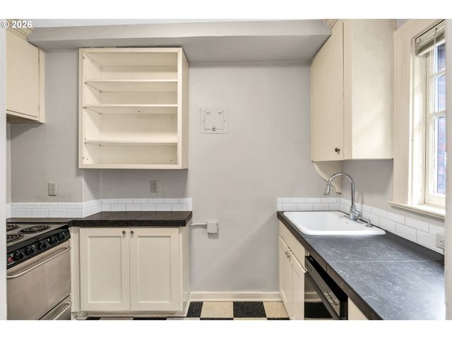 1811 Nw COUCH St 207, Portland, OR 97209