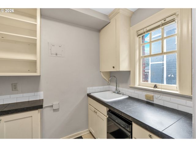 1811 Nw COUCH St 207, Portland, OR 97209
