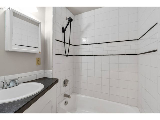 1811 Nw COUCH St 207, Portland, OR 97209