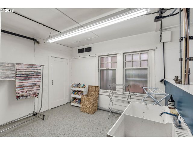 1811 Nw COUCH St 207, Portland, OR 97209