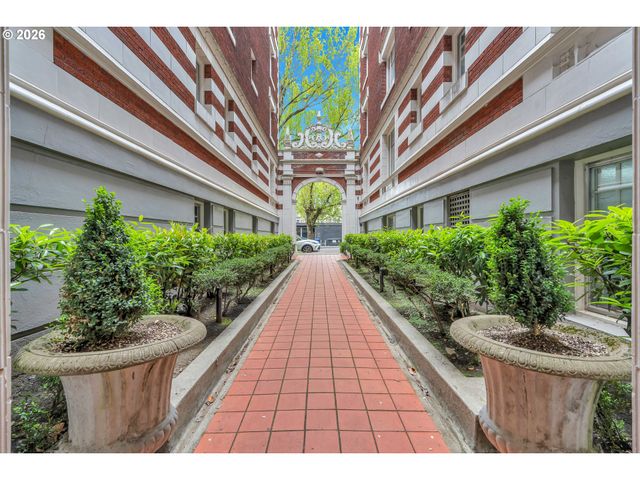 1811 Nw COUCH St 207, Portland, OR 97209