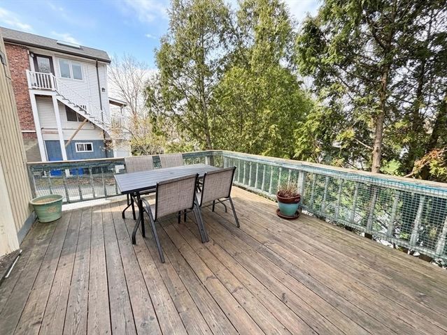 9 Reservoir Rd 1, Brookline, MA 02467