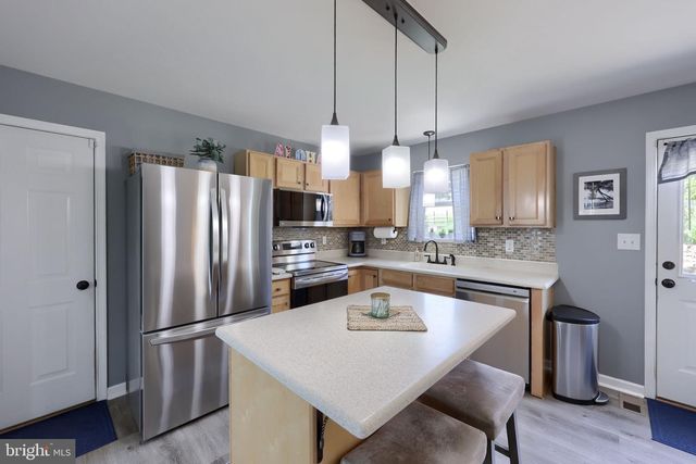 100 SURREY LN, York, PA 17402