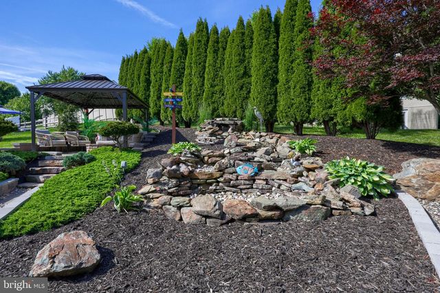 100 SURREY LN, York, PA 17402
