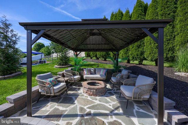 100 SURREY LN, York, PA 17402