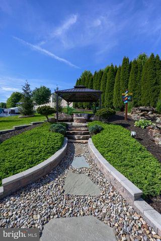 100 SURREY LN, York, PA 17402