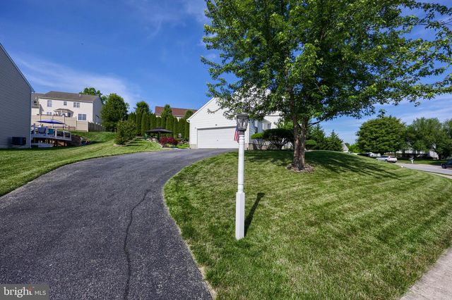 100 SURREY LN, York, PA 17402