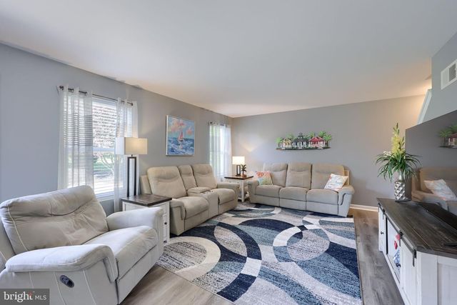 100 SURREY LN, York, PA 17402