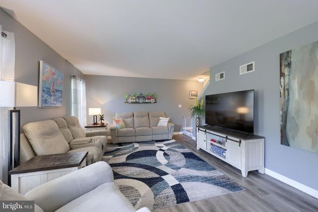100 SURREY LN, York, PA 17402