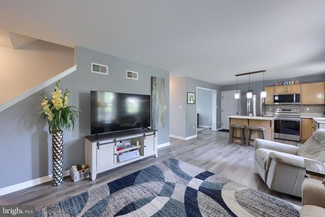 100 SURREY LN, York, PA 17402