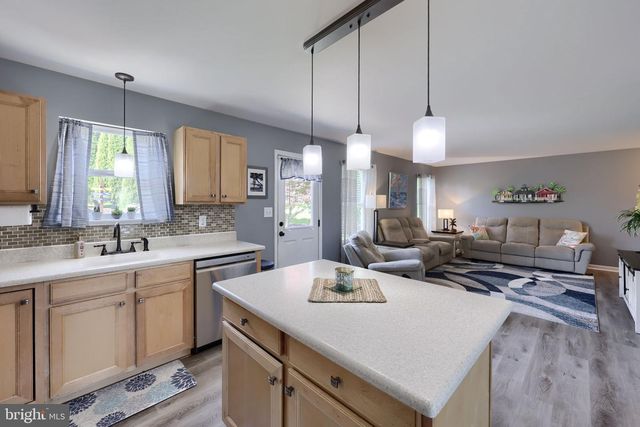 100 SURREY LN, York, PA 17402