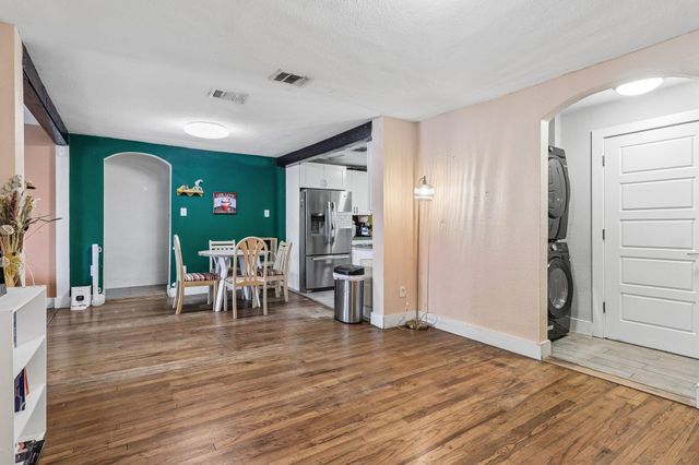 606 E Pecan ST, Taylor, TX 76574