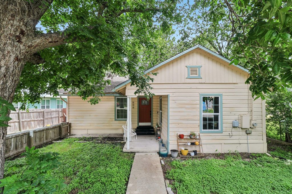 606 E Pecan ST, Taylor, TX 76574
