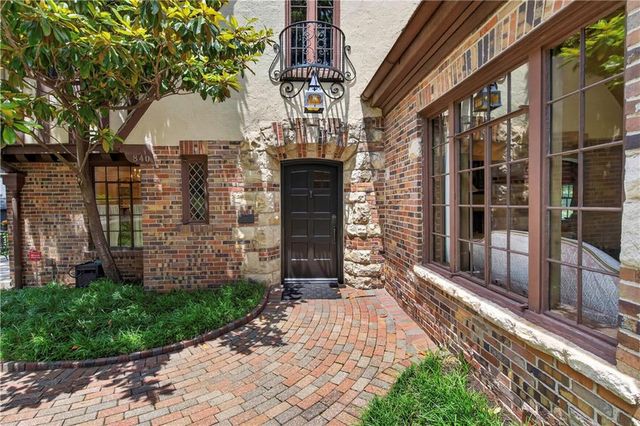 840 Rockwell Lane, Kansas City, MO 64112