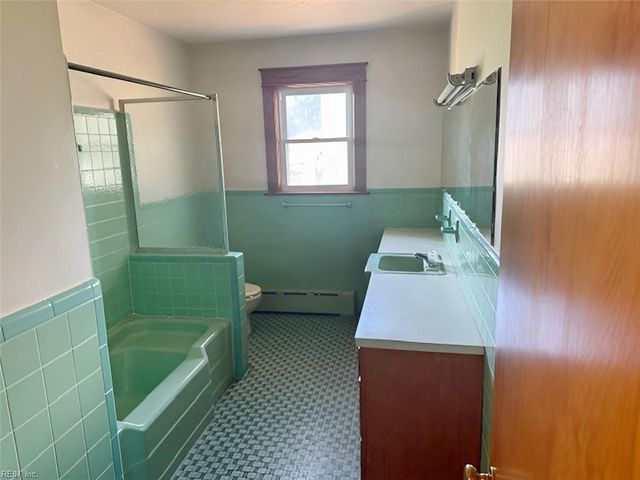 121 Circle DR, Port Haywood, VA 23138