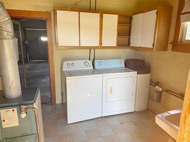 121 Circle DR, Port Haywood, VA 23138