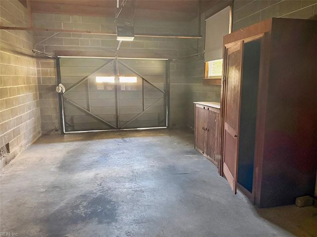 121 Circle DR, Port Haywood, VA 23138