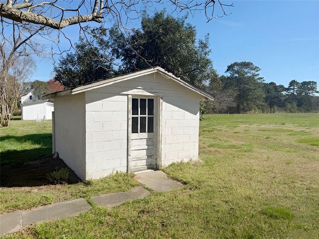 121 Circle DR, Port Haywood, VA 23138