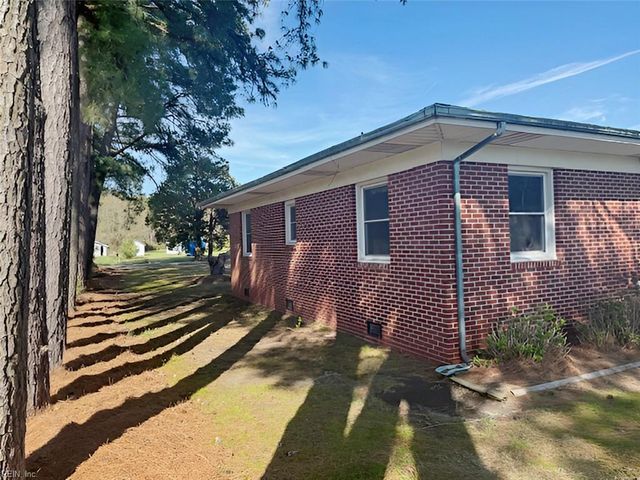 121 Circle DR, Port Haywood, VA 23138