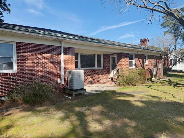 121 Circle DR, Port Haywood, VA 23138