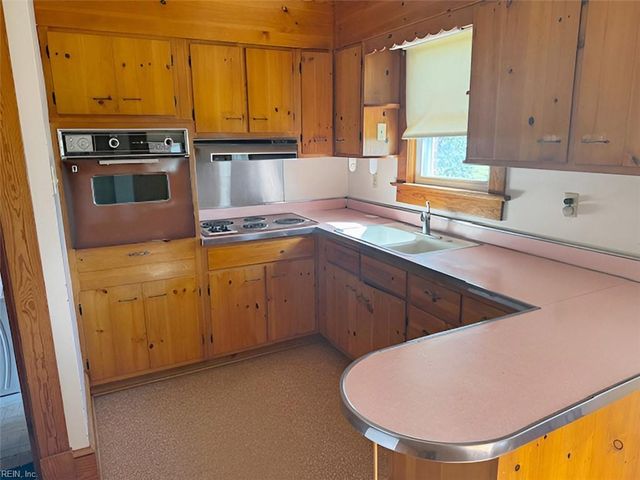 121 Circle DR, Port Haywood, VA 23138