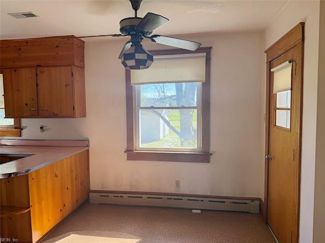 121 Circle DR, Port Haywood, VA 23138