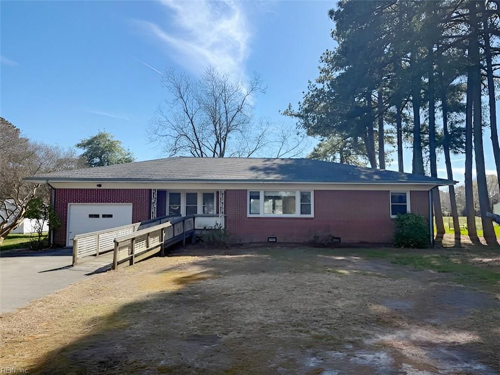 121 Circle DR, Port Haywood, VA 23138