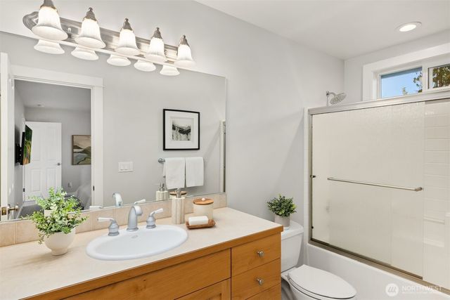 712 Tiffany Meadows Drive NE, Bainbridge Island, WA 98110