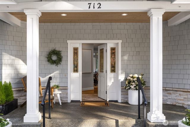 712 Tiffany Meadows Drive NE, Bainbridge Island, WA 98110