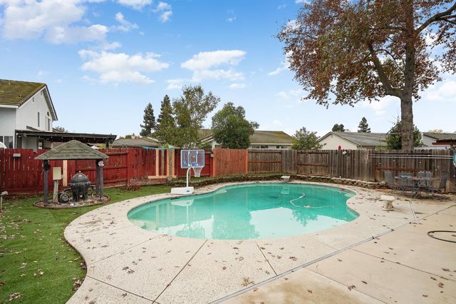 932 Vintage Oak Ave, Galt, CA 95632