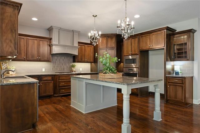 190 SW Roosevelt Ridge, Lee's Summit, MO 64081