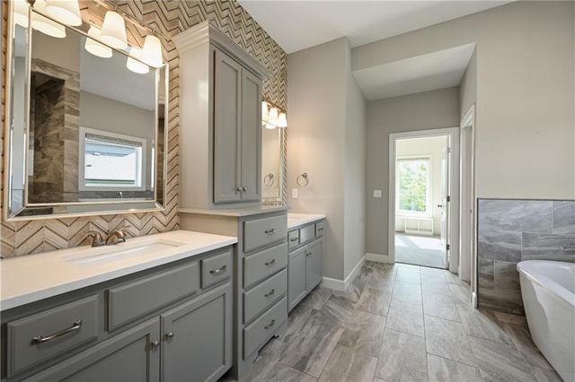 190 SW Roosevelt Ridge, Lee's Summit, MO 64081