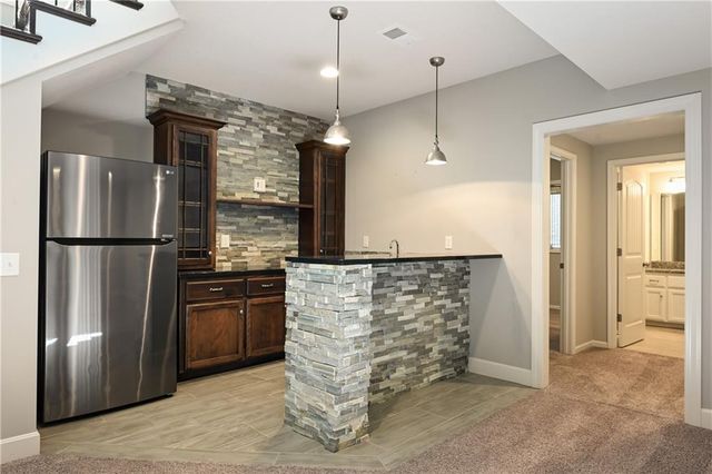 190 SW Roosevelt Ridge, Lee's Summit, MO 64081