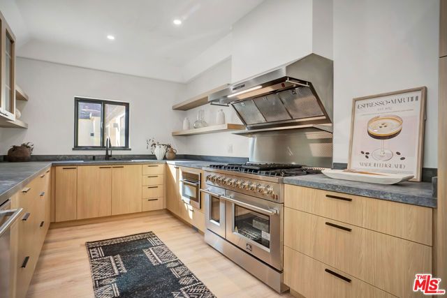 1145 S Longwood Avenue, Los Angeles, CA 90019