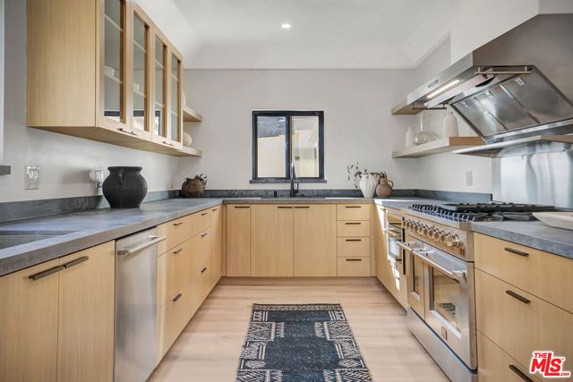 1145 S Longwood Avenue, Los Angeles, CA 90019