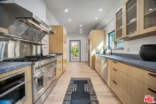 1145 S Longwood Avenue, Los Angeles, CA 90019