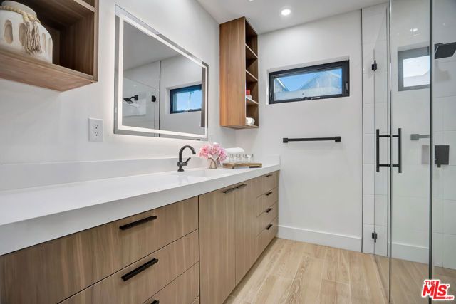 1145 S Longwood Avenue, Los Angeles, CA 90019