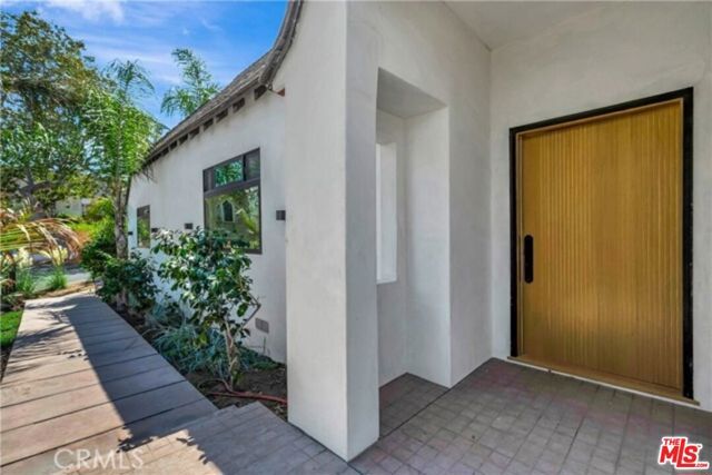 1145 S Longwood Avenue, Los Angeles, CA 90019