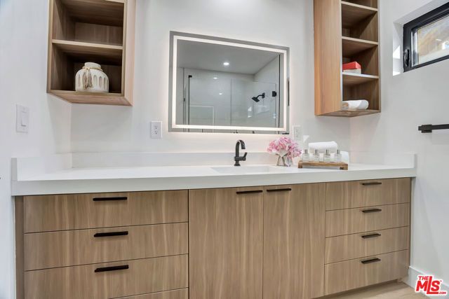 1145 S Longwood Avenue, Los Angeles, CA 90019