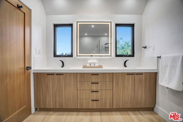 1145 S Longwood Avenue, Los Angeles, CA 90019