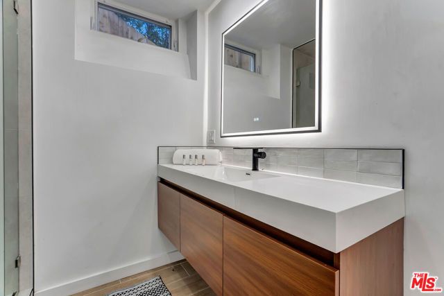 1145 S Longwood Avenue, Los Angeles, CA 90019