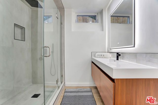 1145 S Longwood Avenue, Los Angeles, CA 90019