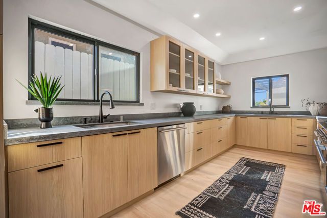 1145 S Longwood Avenue, Los Angeles, CA 90019